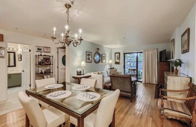Ideal Downtown 1 BDR Near Shops & Trails