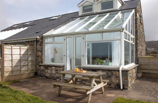 Ideal for a romantic break, this cottage has fabulous sea views.