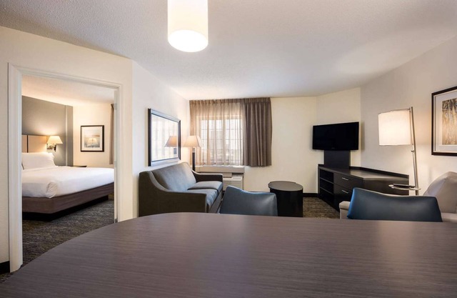 Ideal for Extended Stay: Four 1BR Suites w/Full Kitchen, Near Local Attractions