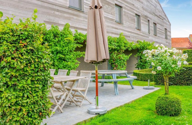 Ideal Holiday Home in Gijverinkhove with Terrace Garden
