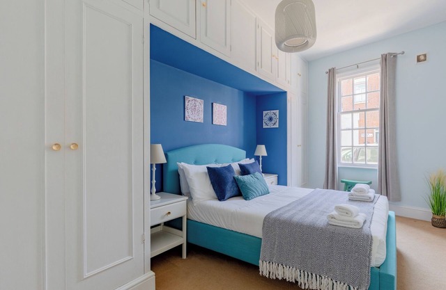 Idyllic 2BD Retreat by the River Thames, Fulham
