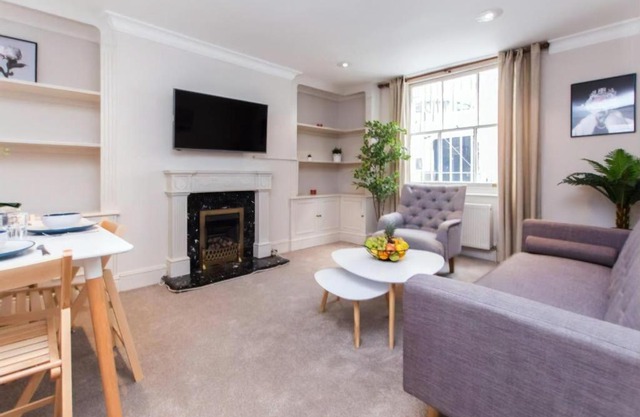Ifield B · Delightful Apartment with Own Patio, Earls Court