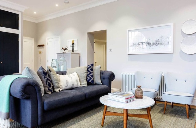 Immaculate and memorable 3BR, close to Southfields tube, sleeps 6 (Veeve)