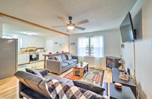 In Golf Community with Pool Access Newland Cabin