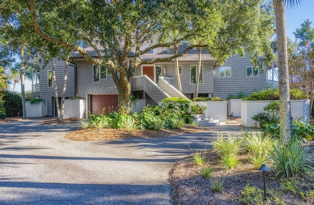Incredible Oceanfront Home-Sleeps 8! Huge Deck! Beach Access! Amenity Cards!