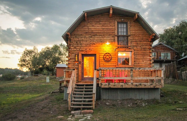 Incredible Pagosa: Cozy, Rustic Cabin Sleeps 6, Historic Downtown