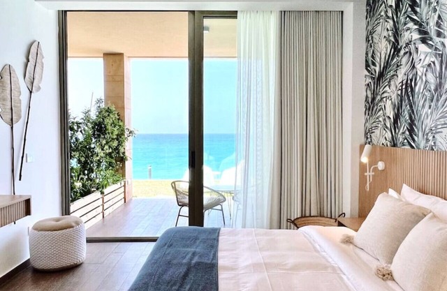 Indigo Jungle: Beachfront Exotic Room in Batroun
