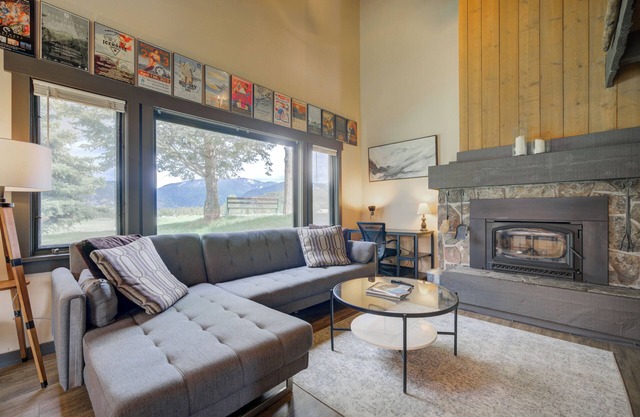 Indoor Pool & Hot Tub Open 24/7! Cozy 2-bedroom condo next to Town Center!