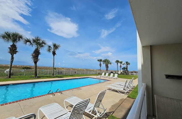 Inn at Dauphin Island 109 Family Friendly Sleeps 8-Walk out to Pool and Beach