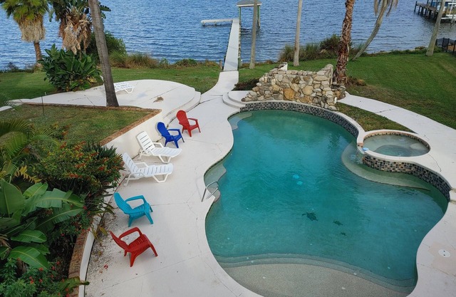 Inter-Coastal with pool Large Kitchen 3BR sleeps 13