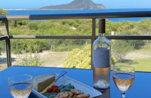 INTREPID 10 - Beachfront, breathtaking views, WIFI, LINEN