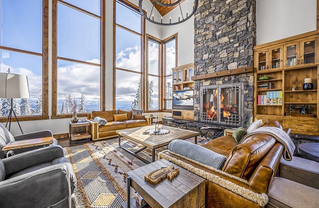 Inuksuk Lodge 4800 sq ft of Big White Excellence