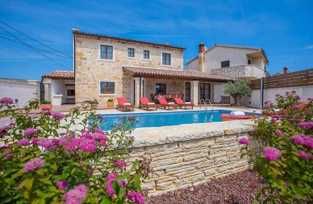 Istrian stone villa with swimming pool near Pula, Istria