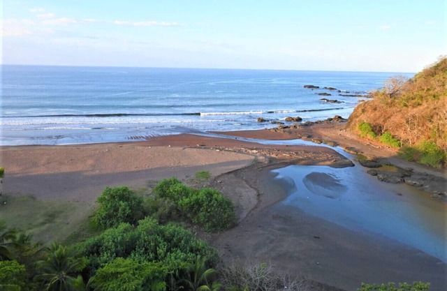 Jacó beachfront condo with beautiful sunsets