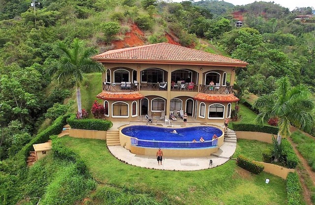 Jacó/Playa Hermosa Townhouse Villa; best value for families and bachelor groups