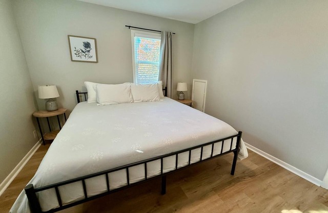 Joslyn 1- Newly Refinished 1 Bdrm