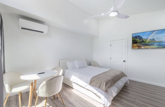 Kailua Beachside Studio - Fast WiFi, A/C, Parking