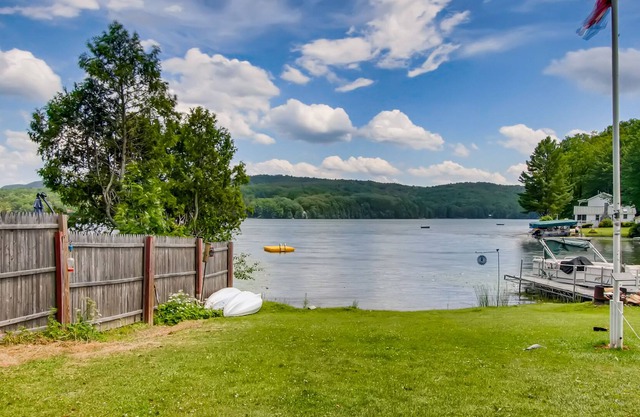 Kamp Koby - Lake Front camp on Lake Hortonia