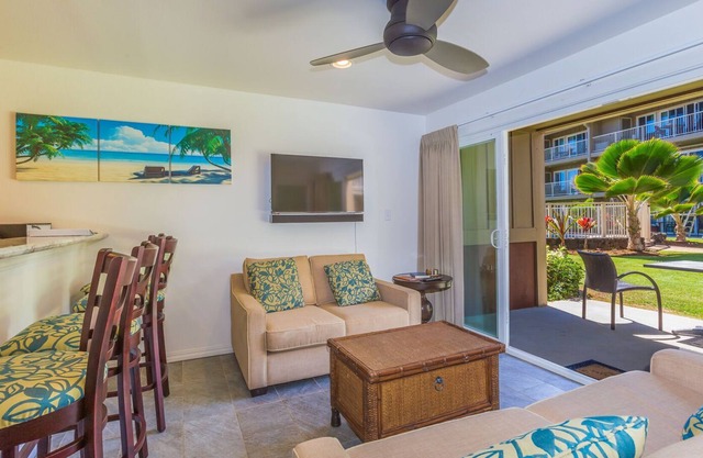 Kapaa 2BR Ground floor, Ocean Breeze Condo with pool! (112-2)