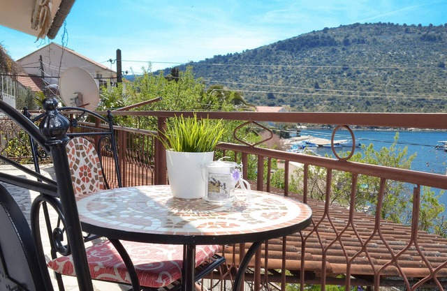 KATE & ANTE with 3 bedrooms, beachfront