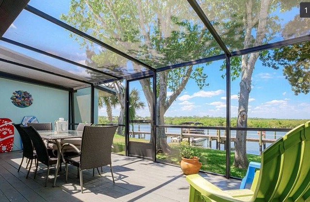 Kate's Places-2B/2B Direct waterfront Villa w/dock near Beach & downtown!
