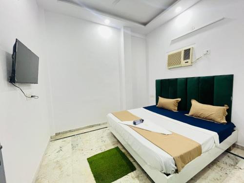 KB Residency- Opposite Max Hospital Gate no5
