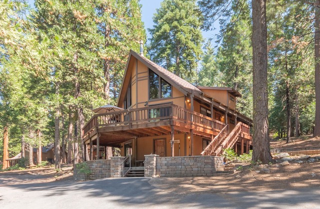 Kevko's Cabin - Classic Chalet in Big Trees Village - Pool Table, Pet-Friendly