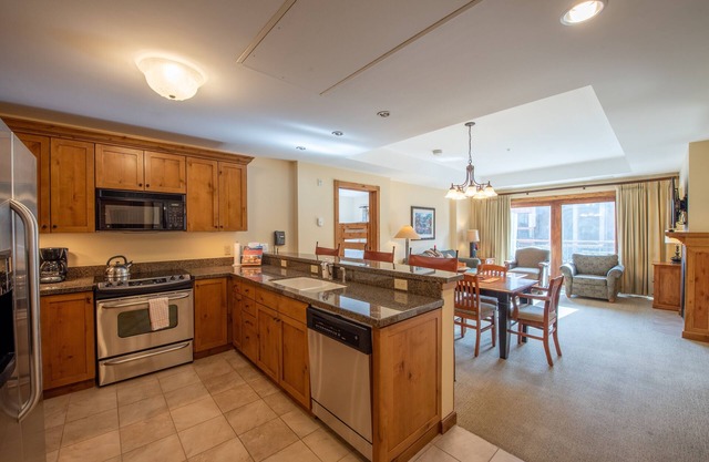 Kid-Friendly 2 Bedroom Bathroom - Slopeside Condo - No Cleaning Fee! by RedAwning