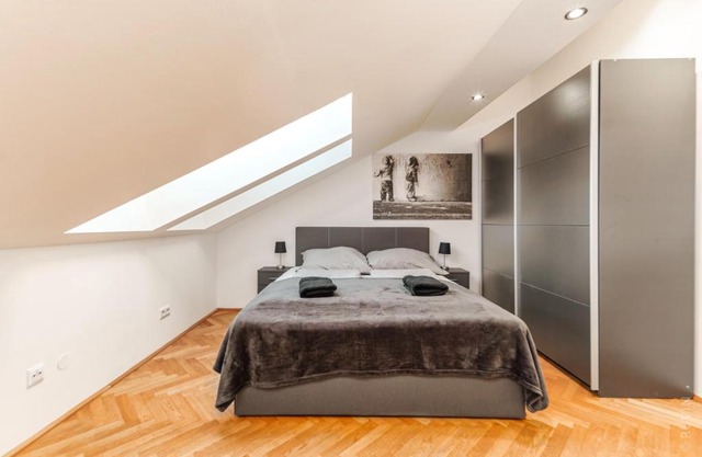 King bed Apartment and Netflix central near metro, 110