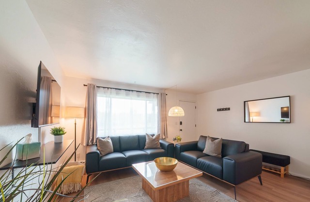 King Bed Midtown Apartment