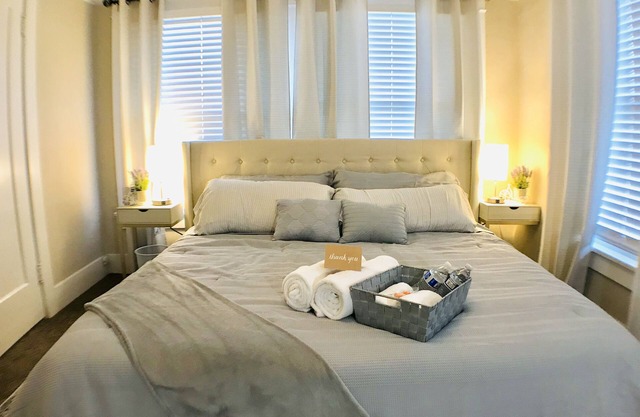 King Bed/Sleeps 4/Furnished Private APT/In-Unit Washer Dryer/Smart HDTV