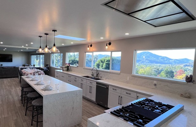 King Of The Hill-Must See-Private-Ensuite Rooms-Pool/Spa-Massage Chair-VIEWS!!!!