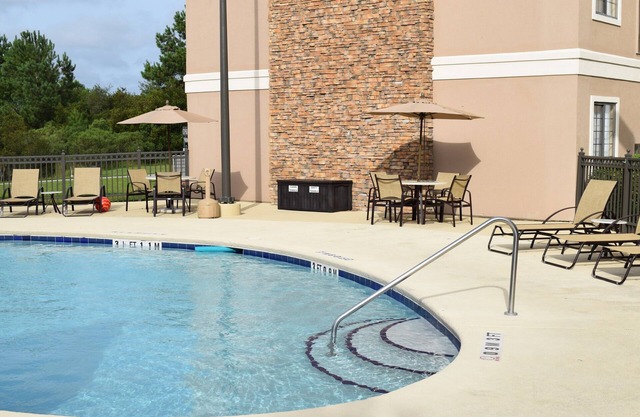 King Suite Near the Sky Wheel | Free Hot Breakfast + Pool Access