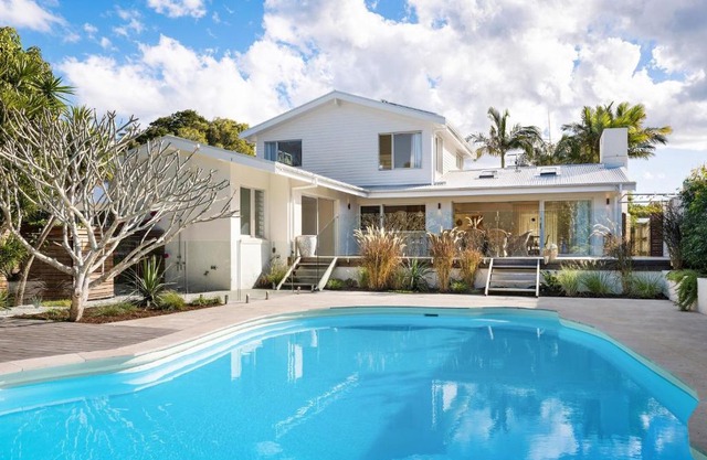 Kirra Beach House - relax in pool & sauna