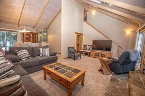 Knobcone Cabin by Hauserman Rental Group