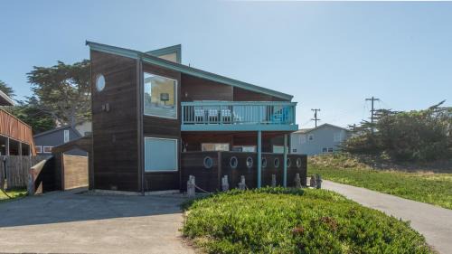 Knot-a-Care! Hot Tub! Walk to Beach! BBQ! Fast WiFi!