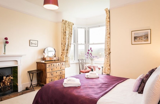 Knowles - Seven Bedroom House, Sleeps 13
