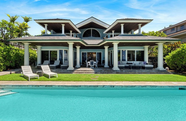 Kona Blue: Secluded Beachfront Home w/Private Pool, AC & Ocean Views