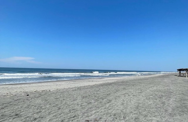 Kozy beach front house 20 min from the airport, private pool