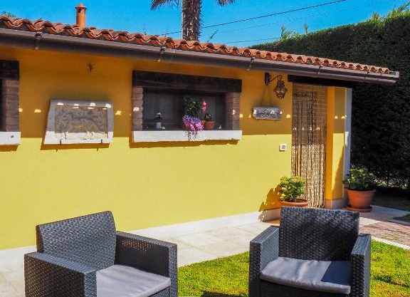 LA BRIGATA APARTMENTS Yellow House