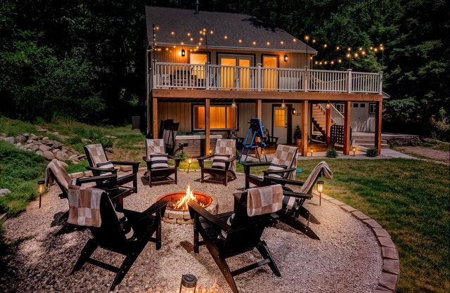 Labor Day Specials! Family FUN! 4 Private Bedrooms, Hot Tub, Game room