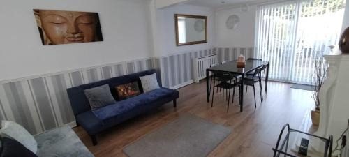 Ladbury House in Walsall, convenient location near the M6, Walsall Uni and Hospital, with free parking and easy access to Birmingham city centre, only 20 mins from NEC and Birmingham airport, 15 mins from Villa Park