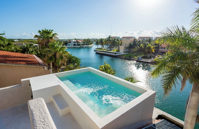 Lagoonfront Luxury Villa- Steps from the Beach