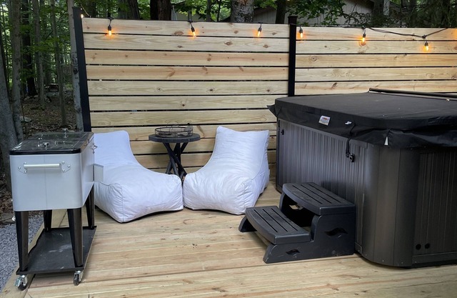 Lake access/Arcade/Hot Tub and A/C! The best Pocono community- book now!