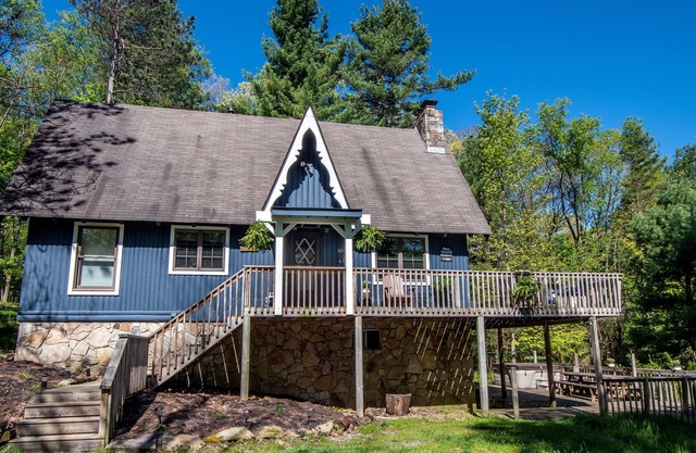 Lake access chalet with lots of community amenities!
