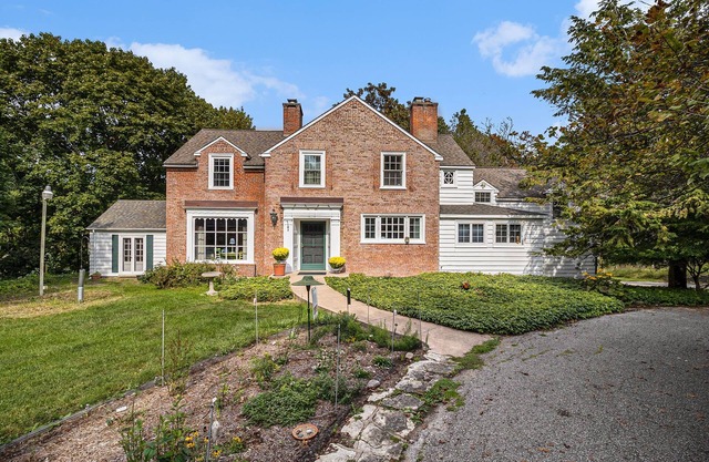 Lake Bluffs Farmhouse