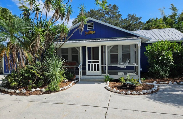 Lake front cottage less than 1mile from Fifth Ave S. The heart of old Naples.