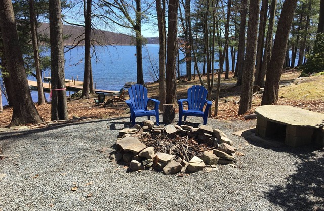 Lake Front Getaway, amazing views, large deck, private dock, great for families