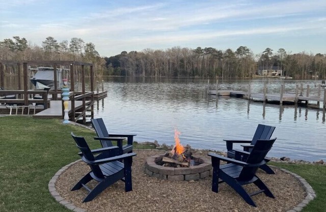 Lake front home, private dock, water toys, kayaks