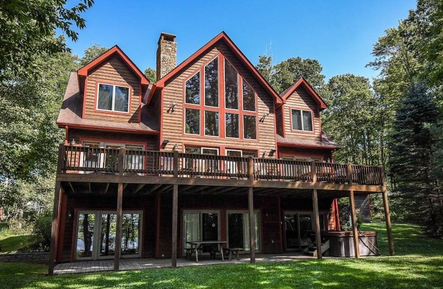 Lake Front Home with Lots of Community Amenities